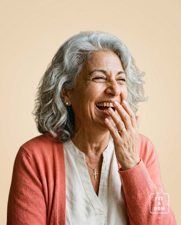 Bénéficiaire senior FEEADOM partageant un moment de joie à Cagnes-sur-Mer